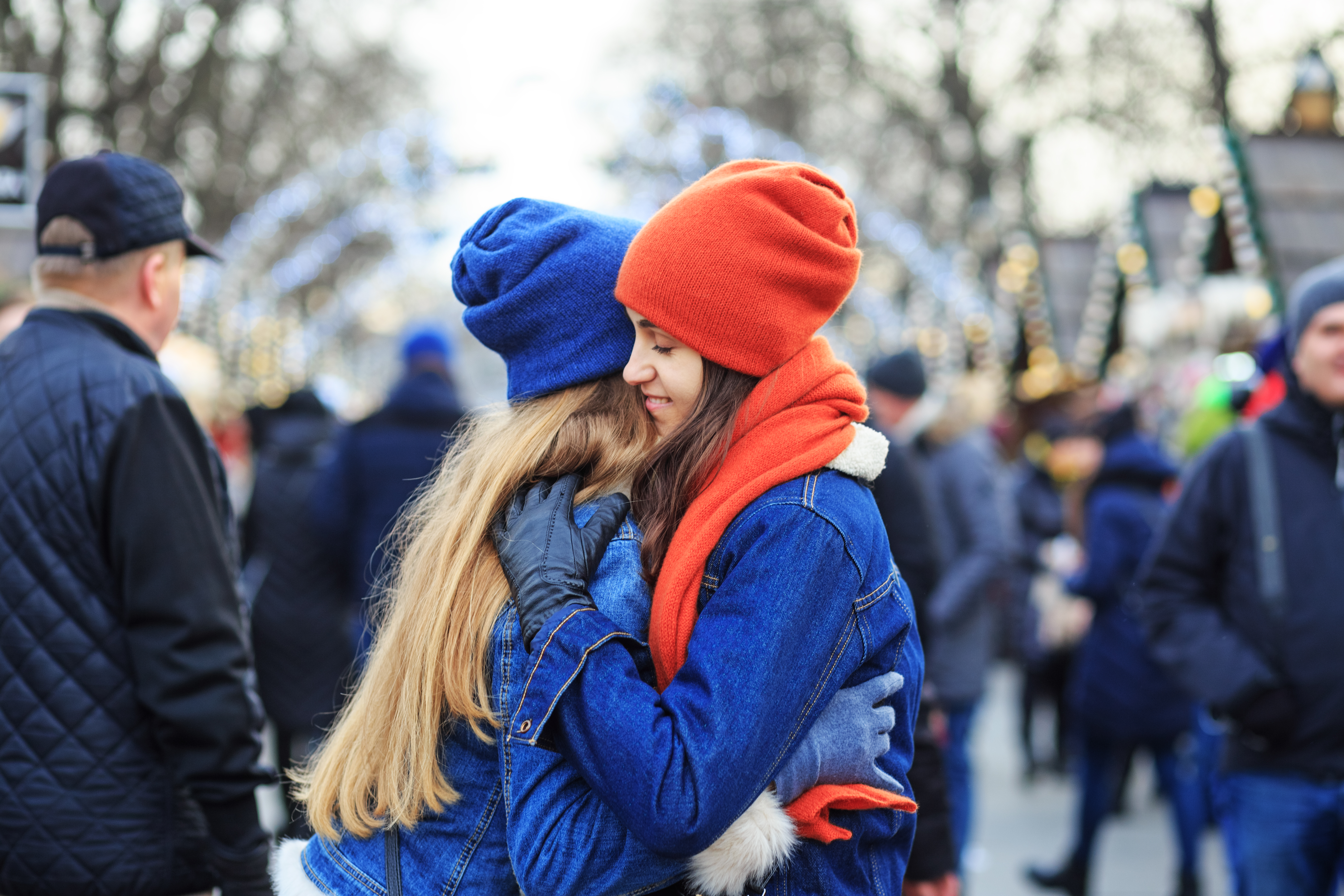 The two sisters met at the Christmas market. The girls hug.